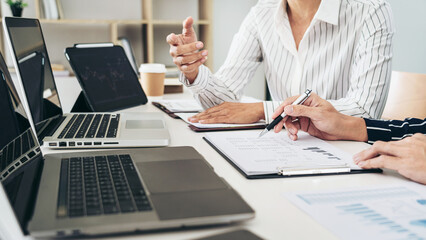 Aufkleber - Business trader team are discussion to brainstorming about stock