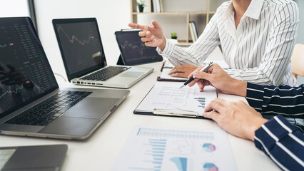Aufkleber - Business trader team are discussion to brainstorming about stock