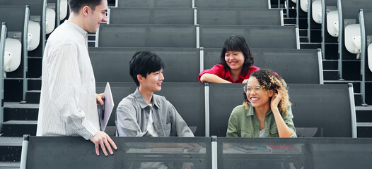 Poster - 教室で会話する多国籍学生のグループ