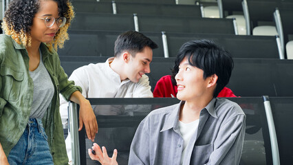 Poster - 教室で会話する多国籍学生のグループ