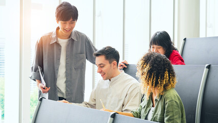 Poster - 教室で会話する多国籍学生のグループ