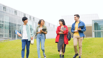 Poster - 施設を歩く多国籍の学生グループ