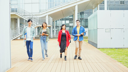 Poster - 施設を歩く多国籍の学生グループ