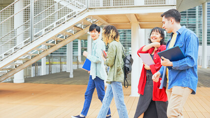 Poster - キャンパスを歩く多国籍の学生グループ