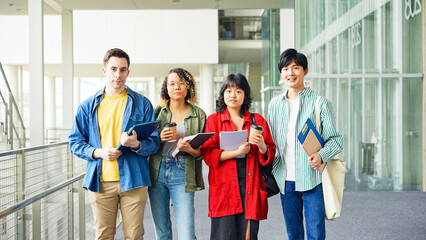 Poster - 笑顔の多国籍学生グループ