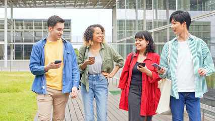 Poster - スマホを見ながら歩く多国籍若者グループ