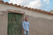 © Joeslaa - montaña, casas abandonadas y modelo