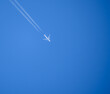 Czyste bezchmurne niebieskie niebo I biały ślad po lecącym samolocie