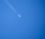 Fototapeta  - Czyste bezchmurne niebieskie niebo I biały ślad po lecącym samolocie