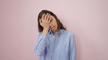 Poster - Young beautiful hispanic woman suffering for headache over isolated pink background