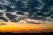 marmurkowe chmury i zachód słońca
