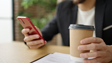 Poster - Young arab man business worker using smartphone drinking coffee at office