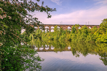 Der Eisenbahnviadukt Enzviadukt über den Fluss Enz in der Stadt Bietigheim-Bissingen, Baden Würtemberg,Deutschland..