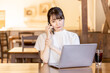 © buritora - スマホで電話する困る・悩むアジア人のビジネスウーマン