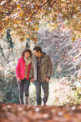 Canvas Print - Couple walking together in park