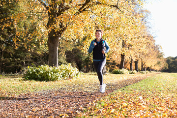 Canvas Print - Woman running in park