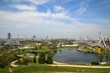 Ein Panoramabild vom Olympiapark in München bei frühlingshaften Wetter 