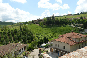 Wall Mural - Panorama delle Langhe dal villaggio di Barolo in provincia di Cuneo, Piemonte, Italia.