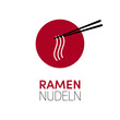 Ramen Nudeln - Essstäbchen mit Nudeln und japanischer Flagge wie Hintergrund