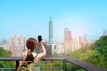 Woman Traveler Visiting In Taiwan, Tourist Looking Taipei City During Sightseeing And Hiking At Elephant Mountain Or Xiangshan, Landmark And Popular Attractions. Asia Travel, Vacation And Trip Concept