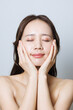 © Paylessimages - スキンケアコンセプトを持つ日本人女性の肖像画