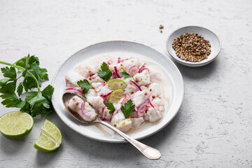 ceviche de daurade poisson cru mariné au citron vert, coriandre, gingembre, oignon, ail