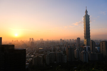  台湾 台北市 象山、展望台（煙火平台）から見る夕暮れの台北市街