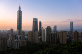 Fototapeta  - 台湾 台北市 象山、展望台（煙火平台）から見る夕暮れの台北市街