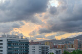 Fototapeta  - Cielo nublado sobre ciudad