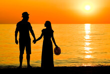 A Happy Couple By The Sea In Nature Silhouette Weekend Travel