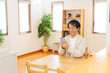 © Paylessimages - 携帯電話を使用して成熟した日本人男性