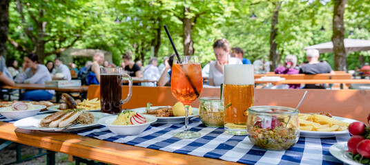 Wall Mural - Genuss im Biergarten: Frisches Bier und Aperol Spritz auf Tisch im Sommer