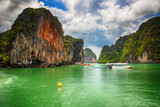 Fototapeta Fototapety do pokoju - Krajobraz morski z Tajlandii. Klify i zielony ocean.