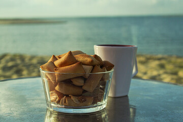 Café com bolacha de frente ao mar
