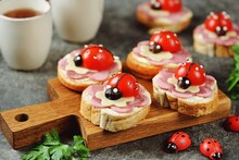 Cute Breakfast Idea For Kids - Ladybug Sandwiches With Ham, Cheese And Butter
