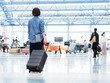 © suteyama - 空港でスーツケースを持って旅行に出発する女性のイメージ