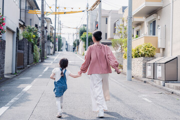 Wall Mural - おばあちゃんと街を散歩する女の子