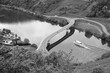 Herrliches Panorama an der Mosel mit grandioser Landschaft und moderner Brücke zwischen Berg und Tal bei Sonnenschein in Traben-Trarbach im Kreis Bernkastel-Wittlich in Rheinland-Pfalz in Deutschland