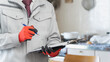 リビング・キッチンを点検する作業服の男性｜リフォーム調査・見積り　イメージ