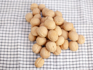 Aufkleber - A lot of whole walnuts on a napkin close-up. Healthy, organic and healthy food with a high content of protein and protein.