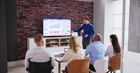 Poster - Businesspeople Looking At Businessman Giving Presentation