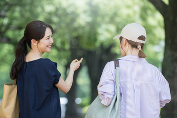 Poster - 緑のきれいな避暑地などに友達と旅行へ行くイメージ