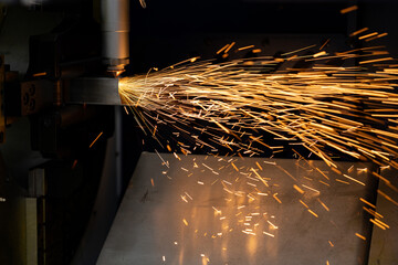 Leinwandbilder - Automatic machine for cutting metal at work. Smart factory	