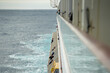 Zahlreiche Schaulustige bei der Walbeobachtung auf den Balkonen ihrer Kabinen auf einem Kreuzfahrtschiff