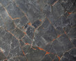 Fondo con detalle y textura de superficie de piedra con tonos oscuros y vetas de tonos anaranjados
