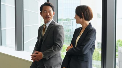 Aufkleber - オフィスで会話する中年ビジネスパーソン