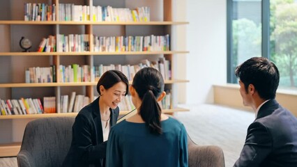 Aufkleber - ロビーで会話するカップルと相談員