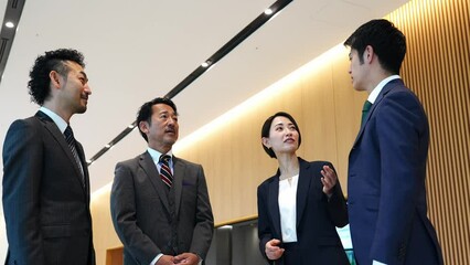 Leinwandbilder - ロビーで会話するエグゼクティブビジネスパーソンのグループ