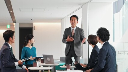 Aufkleber - オフィスでミーティングするビジネスグループ