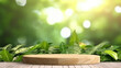 Grünes Paradies: Holzpodest mit üppigem Blattwerk